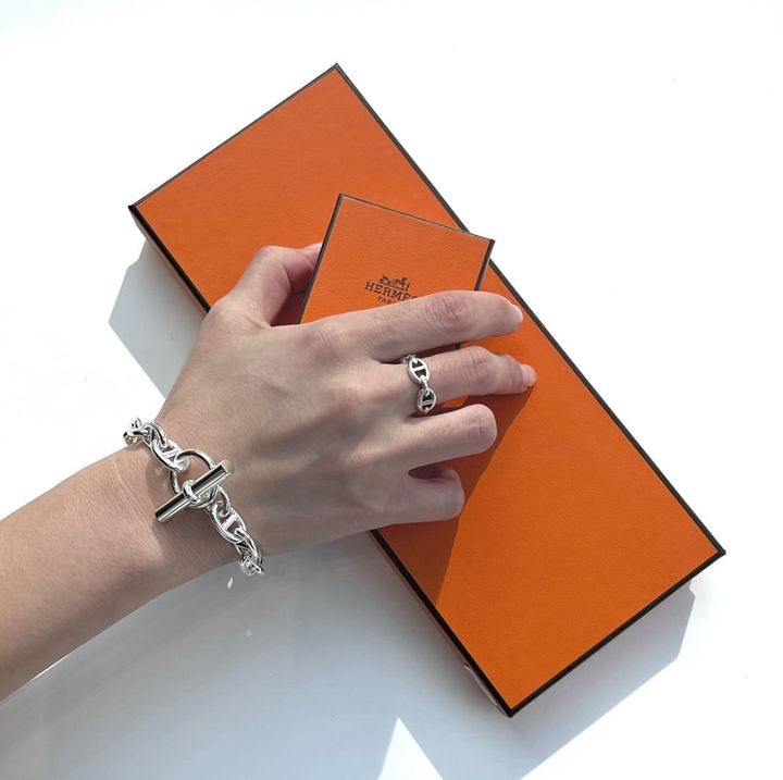 エルメスのアクセサリーを着けた女性の手元
