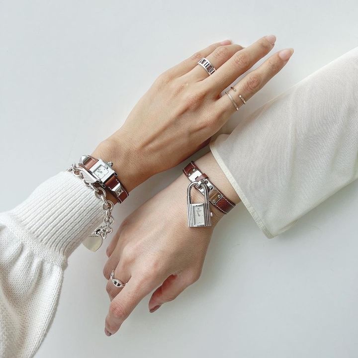 エルメスのクォーツ腕時計をつけた女性の手