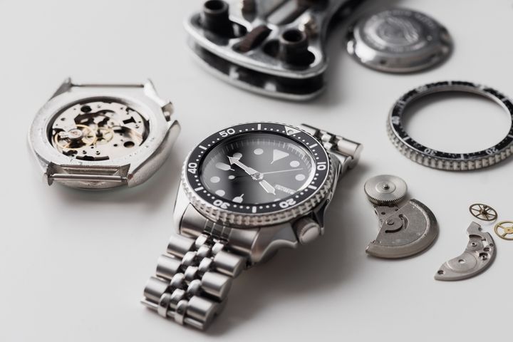 分解した腕時計