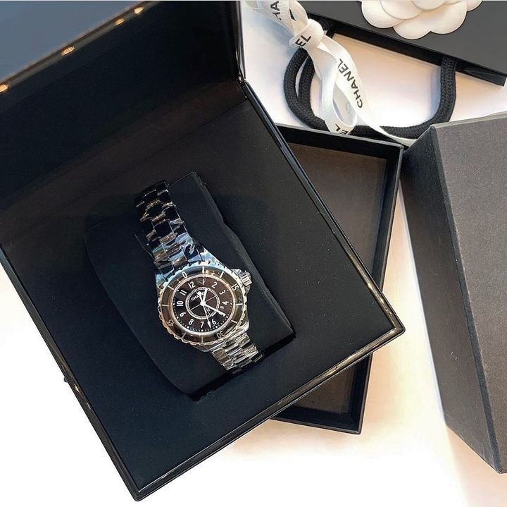 箱に入ったシャネルのJ12