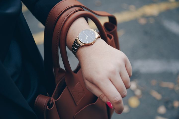 腕時計をつけた女性の手元