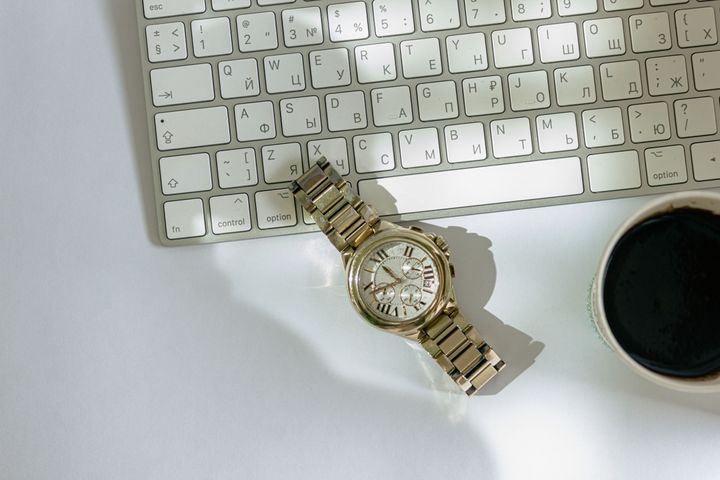 パソコンの上に置かれた腕時計