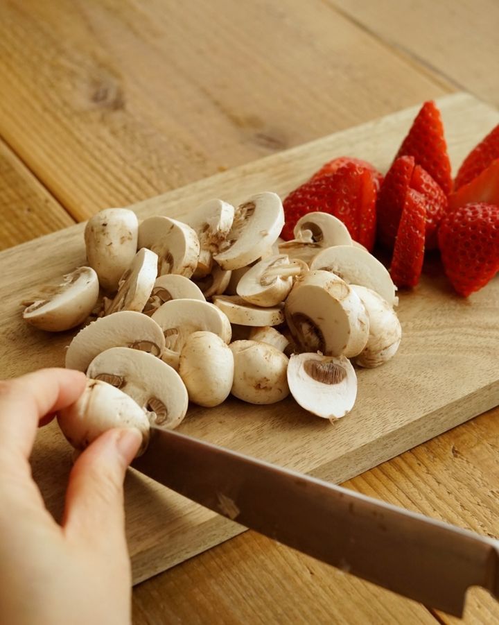 簡単なのに華やか！いちごとマッシュルームのアペロサラダ【料理家 あやかの旬野菜を使ったアペロおつまみ vol.5 〜レシピで旅するヨーロッパ〜】