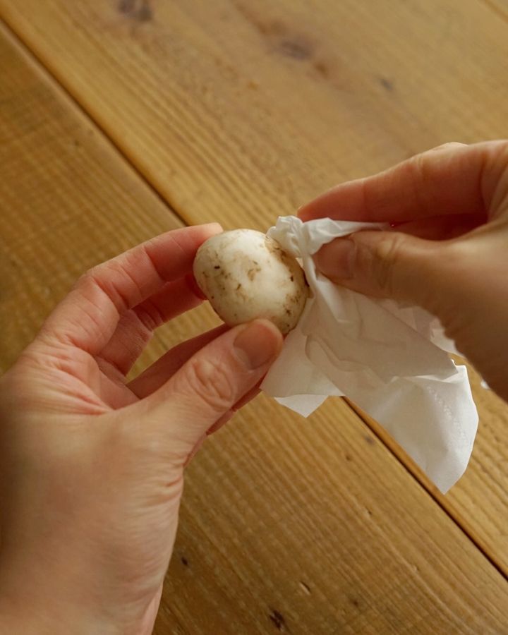 簡単なのに華やか！いちごとマッシュルームのアペロサラダ【料理家 あやかの旬野菜を使ったアペロおつまみ vol.5 〜レシピで旅するヨーロッパ〜】