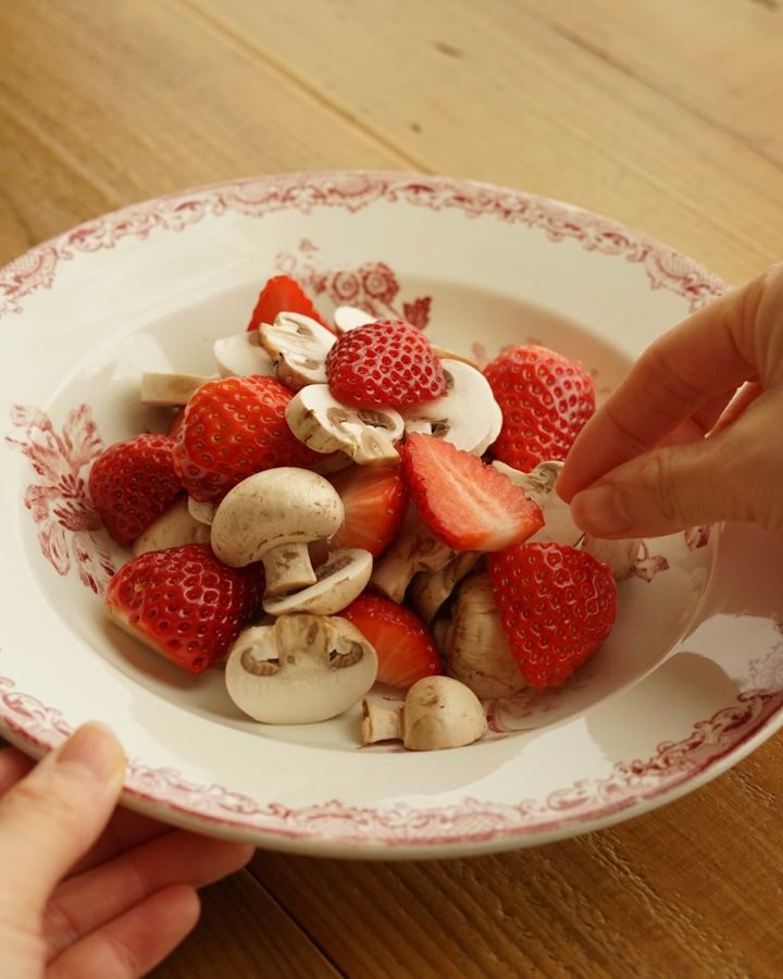 簡単なのに華やか！いちごとマッシュルームのアペロサラダ【料理家 あやかの旬野菜を使ったアペロおつまみ vol.5 〜レシピで旅するヨーロッパ〜】