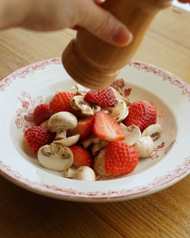 簡単なのに華やか！いちごとマッシュルームのアペロサラダ【料理家 あやかの旬野菜を使ったアペロおつまみ vol.5 〜レシピで旅するヨーロッパ〜】