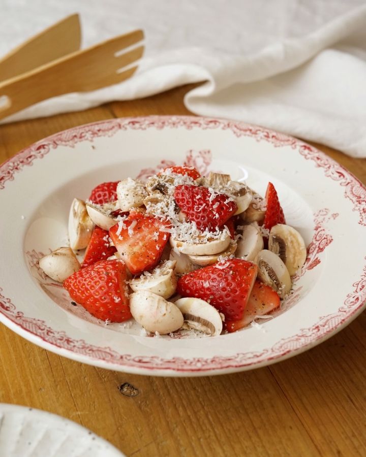 簡単なのに華やか！いちごとマッシュルームのアペロサラダ【料理家 あやかの旬野菜を使ったアペロおつまみ vol.5 〜レシピで旅するヨーロッパ〜】