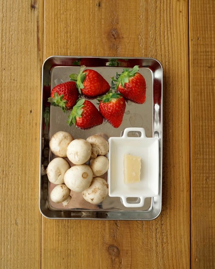 簡単なのに華やか！いちごとマッシュルームのアペロサラダ【料理家 あやかの旬野菜を使ったアペロおつまみ vol.5 〜レシピで旅するヨーロッパ〜】