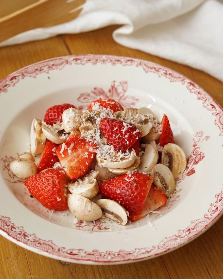 簡単なのに華やか！いちごとマッシュルームのアペロサラダ【料理家 あやかの旬野菜を使ったアペロおつまみ vol.5 〜レシピで旅するヨーロッパ〜】