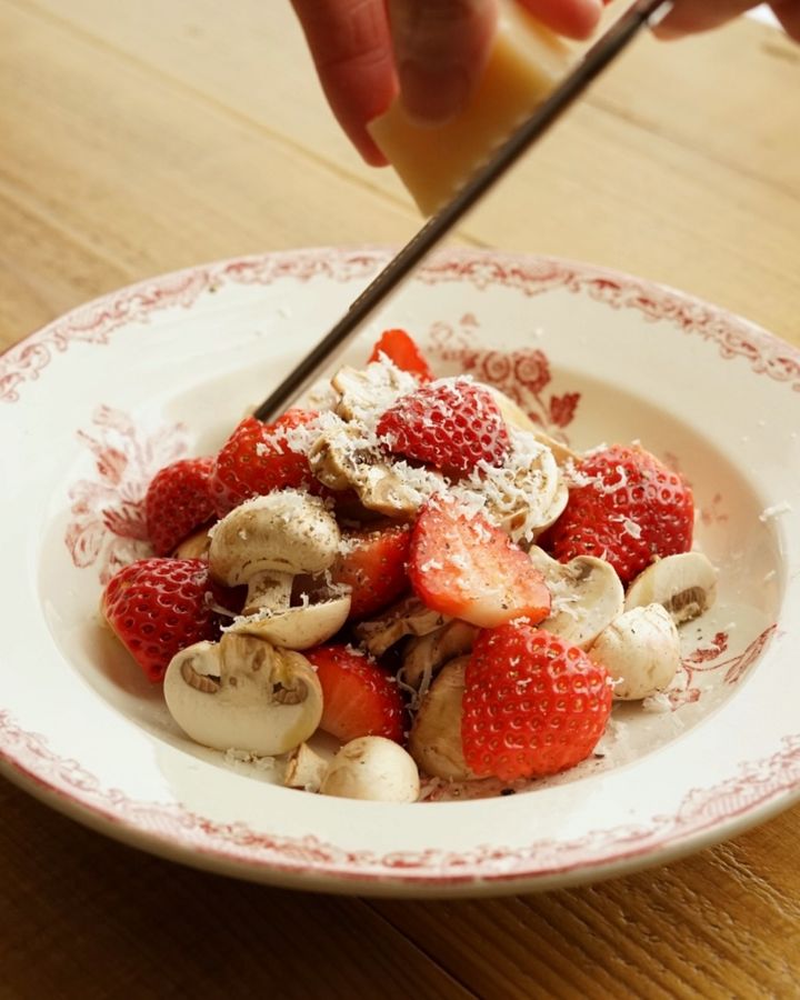 簡単なのに華やか！いちごとマッシュルームのアペロサラダ【料理家 あやかの旬野菜を使ったアペロおつまみ vol.5 〜レシピで旅するヨーロッパ〜】