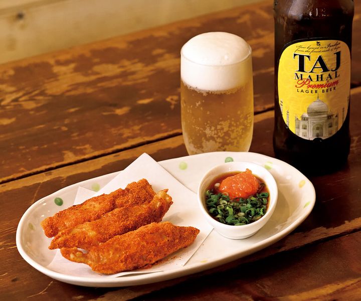 新中野〈スパイス＆ハーブ居酒屋やるき〉のスパイシー鶏皮ぎょうざ