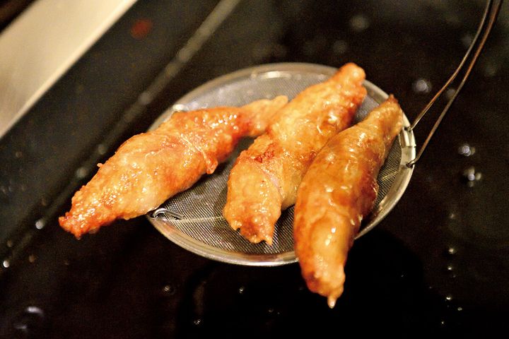 新中野〈スパイス＆ハーブ居酒屋やるき〉のスパイシー鶏皮ぎょうざ