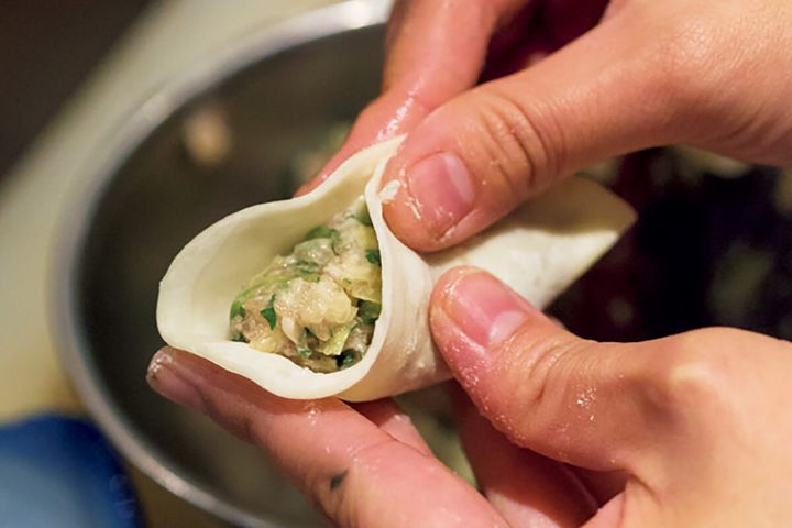 渋谷〈小料理百けん〉のセロリ餃子の仕込み作業