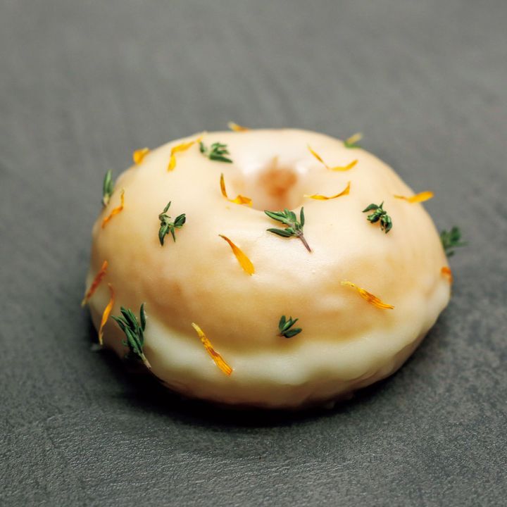 タイムとマリーゴールドの花をあしらったユズ風味のMother of Yuzu８ユーロ。