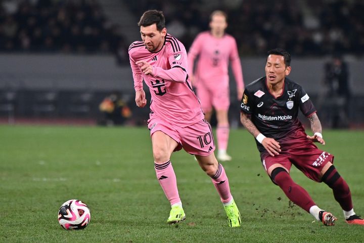 メッシ、ヴィッセル神戸戦でユニを進呈したのは…まさかのGKコーチだった