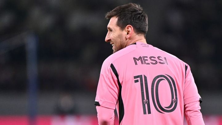 メッシ、ヴィッセル神戸戦でユニを進呈したのは…まさかのGKコーチだった