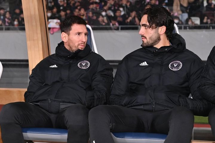 メッシ、ヴィッセル神戸戦でユニを進呈したのは…まさかのGKコーチだった