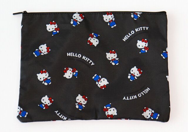 ハローキティ50周年デザインの総柄ポーチ