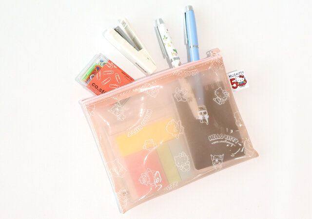 ハローキティのクリアポーチに文具を収納した様子