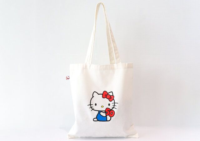 ハローキティ50周年デザインのトートバッグ