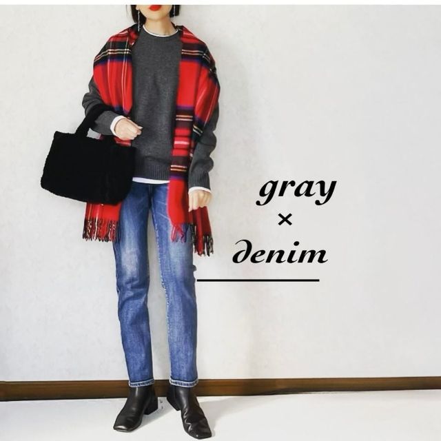グレーのプレミアムラムクルーネックセーターとデニムの全身コーデ