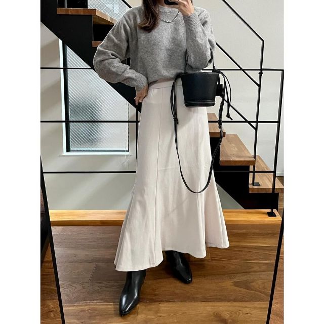 グレーのプレミアムラムクルーネックセーターとピンクのジョガーパンツの全身コーデ