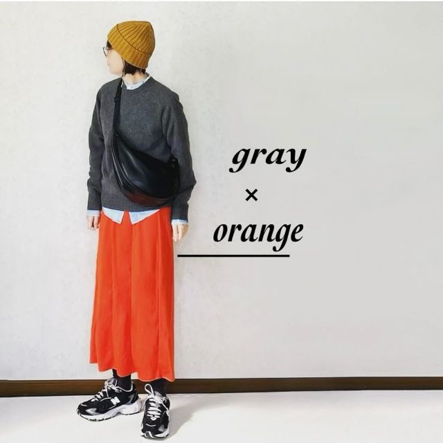 グレーのプレミアムラムクルーネックセーターとオレンジスカートの全身コーデ