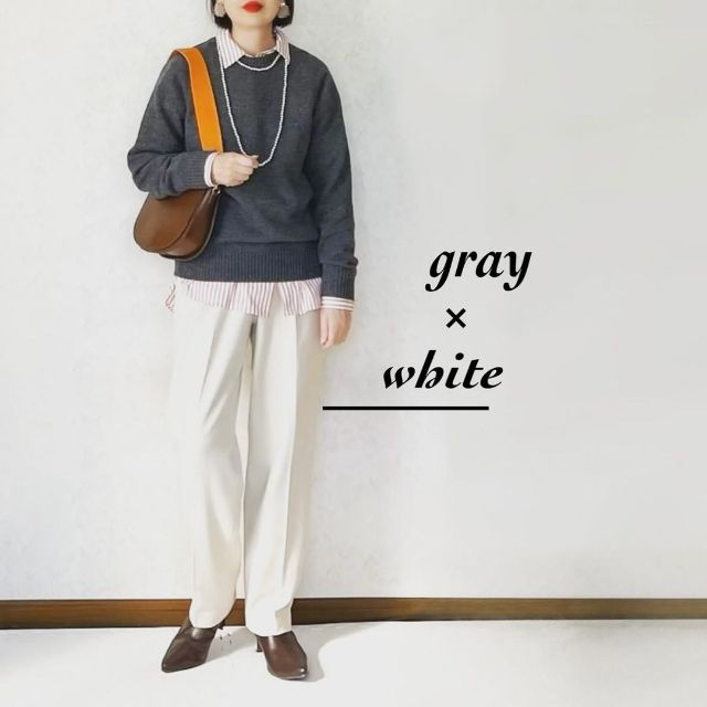 グレーのプレミアムラムクルーネックセーターと白のパンツの全身コーデ