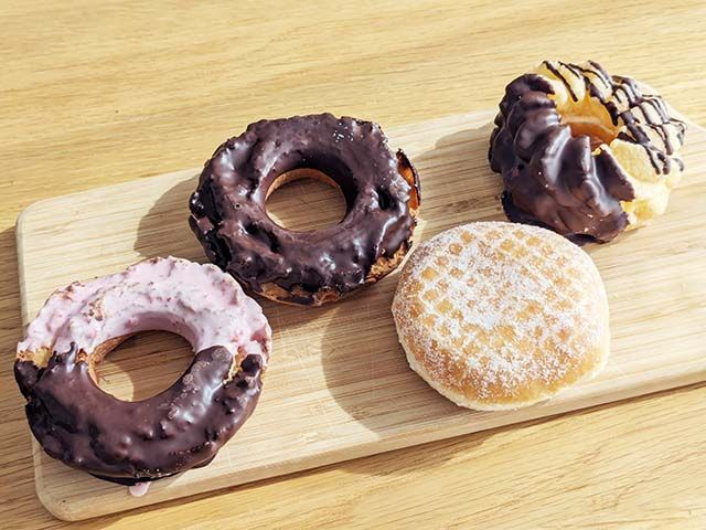 「ミスドネットオーダー限定ドーナツ」4種がテーブルに並べられている様子