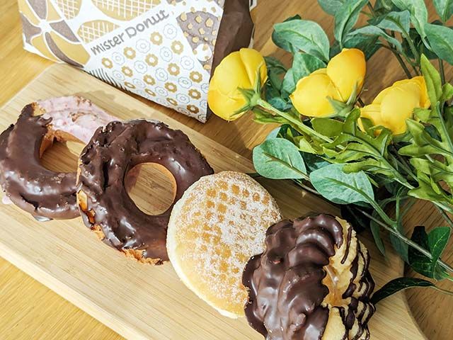 「ミスドネットオーダー限定ドーナツ」4種がテーブルに並べられている様子