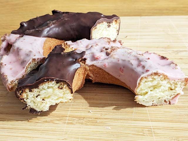 「ミスドネットオーダー限定ドーナツ ストロベリー＆チョコファッション」 断面