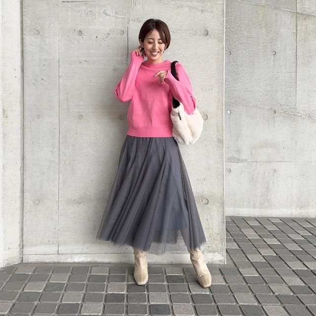 ピンクニットとグレーのチュールスカートの全身コーデ