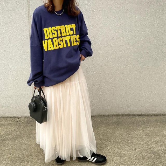 ロゴスウェットと白のチュールスカートの全身コーデ