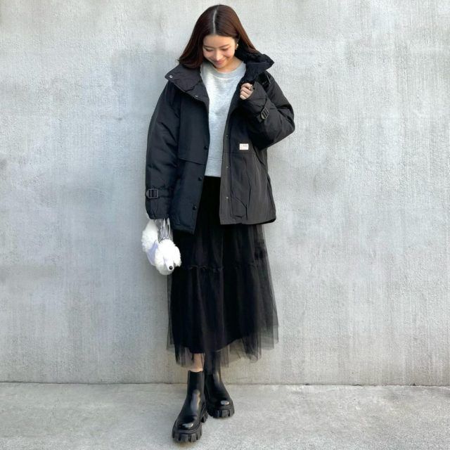 アウターと黒のチュールスカートの全身コーデ