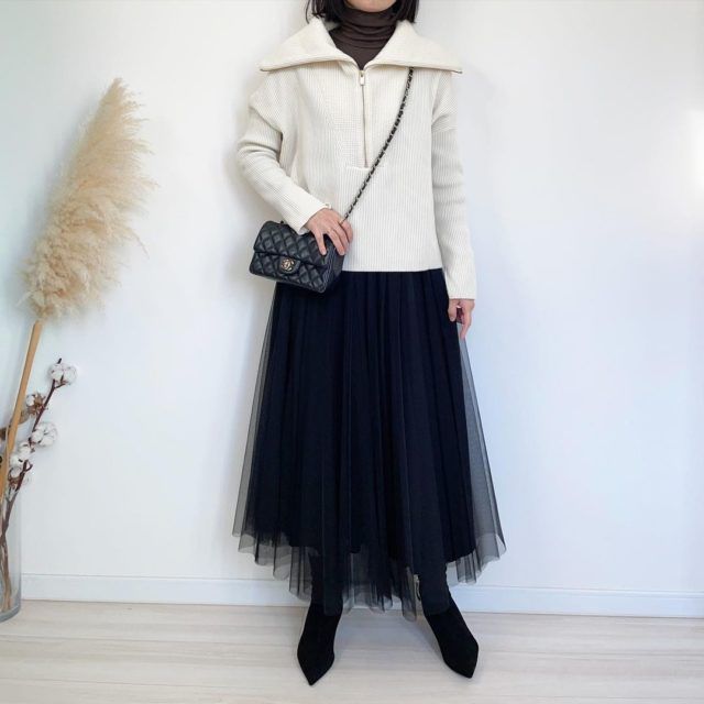 白のニットと黒のチュールスカートの全身コーデ