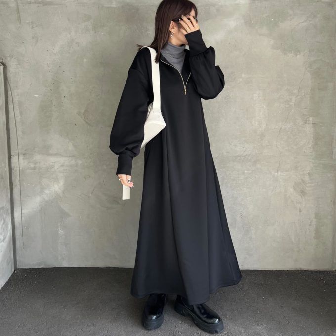 前後2WAYハーフジップワンピース×しまむらのホワイトの「横長ショルダーバッグ」