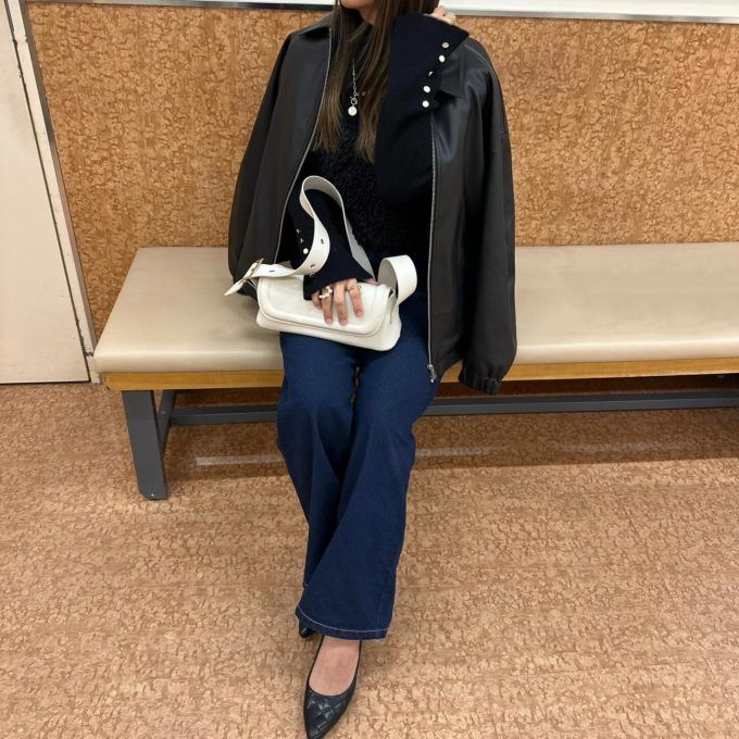 レザージャケット×しまむらのホワイトの「横長ショルダーバッグ」