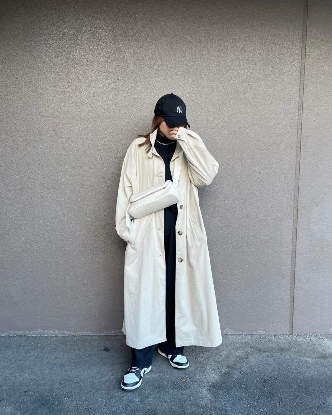 ロングコート×しまむらのホワイトの「横長ショルダーバッグ」