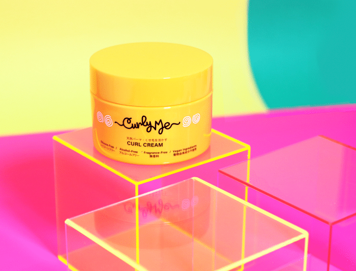 くせ毛を活かして魅力的なスタイリングへと導く！日本発、くせ毛・天パの人専用のヘアケアブランド《カーリーミー》