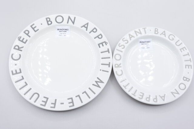 ダイソー系列店スリーピーのパンプレートとケーキプレート