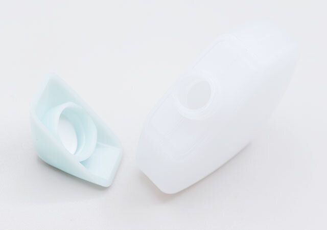 キャンドゥのトラベル用詰め替えケースの蓋を外す