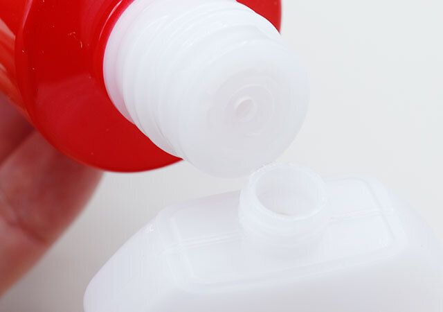 キャンドゥのトラベル用詰め替えケースに液体を入れるところ