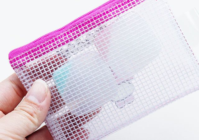 キャンドゥのトラベル用詰め替えケースをポーチに入れる