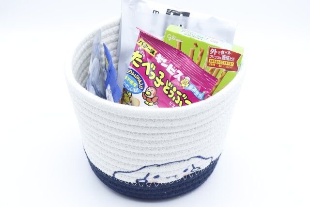 ダイソーのロープ収納 20cm×20cm×15cm（シナモロール）にお菓子を入れた様子