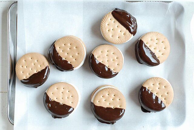 チョコスモアビスケット レシピ ビスケットにチョコをつける