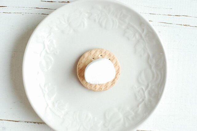 チョコスモアビスケット レシピ ビスケットでマシュマロを挟む
