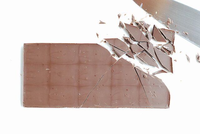 基本のチョコレートの刻み方 チョコレートを斜めに刻む