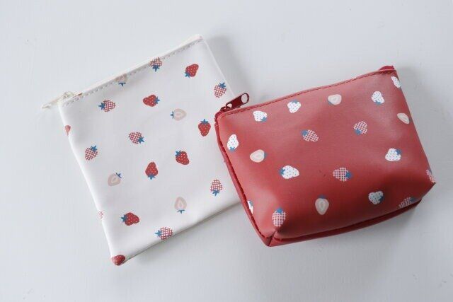 セリアの合皮 スクエア フラットポーチ イチゴ柄と合皮 マチ付ポーチ イチゴ柄