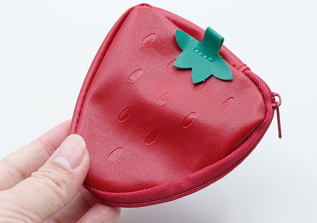 セリアの合皮ダイカットコインケース イチゴ柄