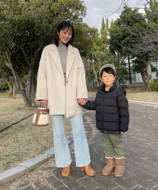 ベージュコートのデニムコーデ